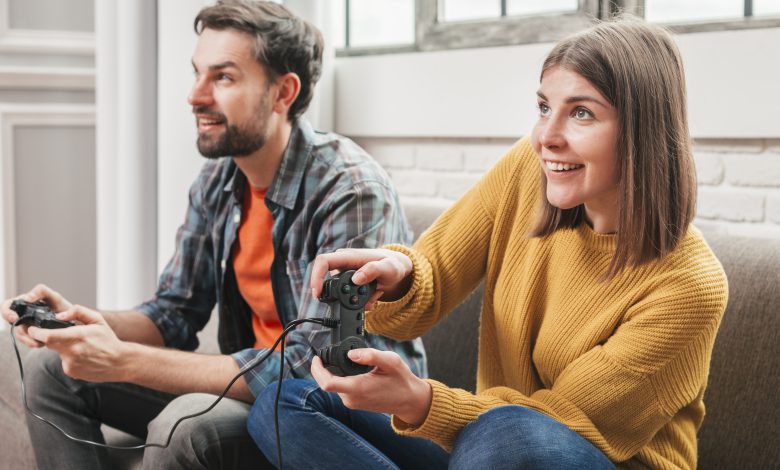 jovens profissionais jogam videogames em casa como parte de estratégia de ações de endomarketing